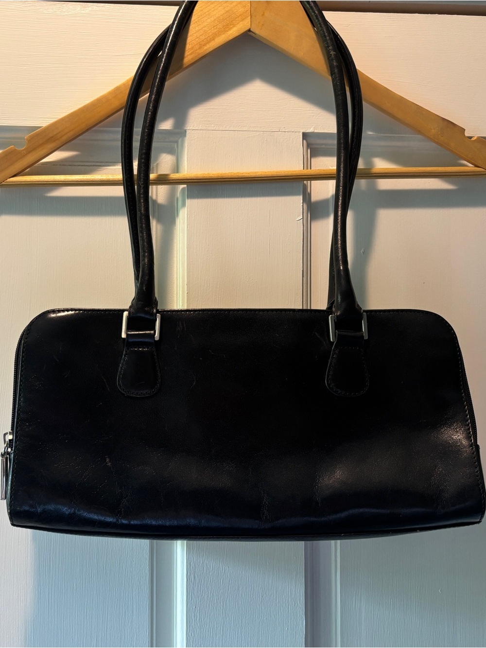 HOBO vintage Black Leather zip top shoulder bag in excellent condition
